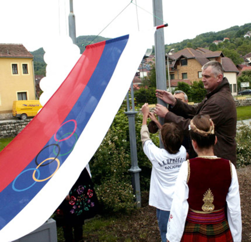 Potpredsednik Olimpijskog komiteta Srbije Žarko Paspalj (44) protekle nedelje u Kosjeriću podigao je svečano zastavu pred tradicionalnu sedmu po redu memorijalnu trku General Svetomir Đukić.