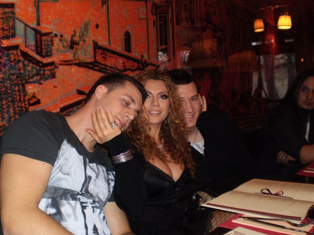 U intimnoj atmosferi jednog beogradskog restorana, Indira Radić i članovi grupe Lexington proslavljali su premijerno izvođenje novog dueta Sto na sat na TV Pink i završili pregovore oko snimanja spota.