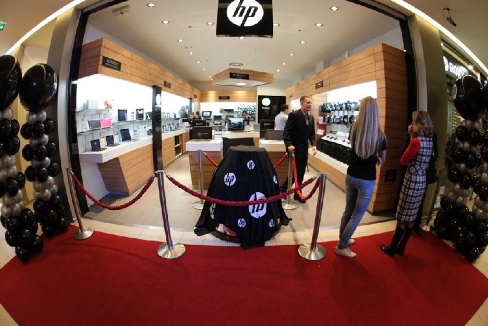 Kompanija Hewlett-Packard u saradnji sa Retail Partnerom, firmom Gigatron, otvorila je svoju prvu specijalizovanu prodavnicu u Srbiji u TC Ušće u Beogradu