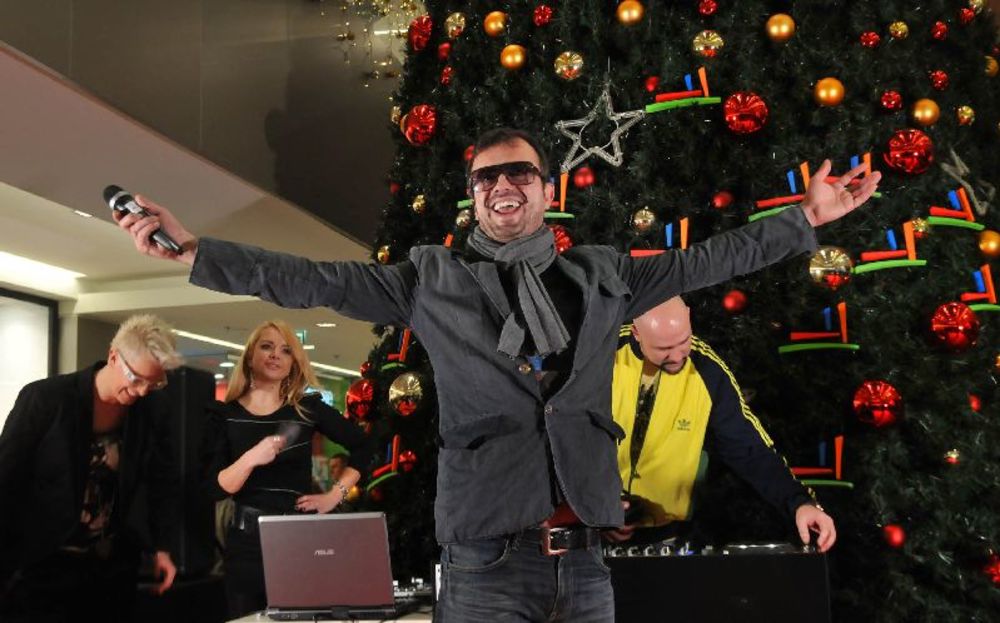 Povodom otvaranja sezone novogodišnjih radosti u TC Ušće Sergej Trifunović, Tijana Dapčević, Ana Štajdohar i Gru razmenjivali su poklone i do suza nasmejali brojne posetioce