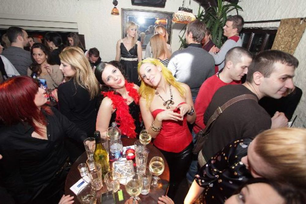 Prestižni beogradski klub Lava Bar je u petak trećeg decembra proslavio  svoj sedmi rođendan uz fantastičnu atmosferu i svirku Calcutta benda i specijalnu gošću Milenu Vučić