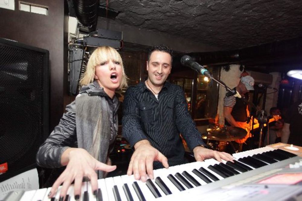 Prestižni beogradski klub Lava Bar je u petak trećeg decembra proslavio  svoj sedmi rođendan uz fantastičnu atmosferu i svirku Calcutta benda i specijalnu gošću Milenu Vučić