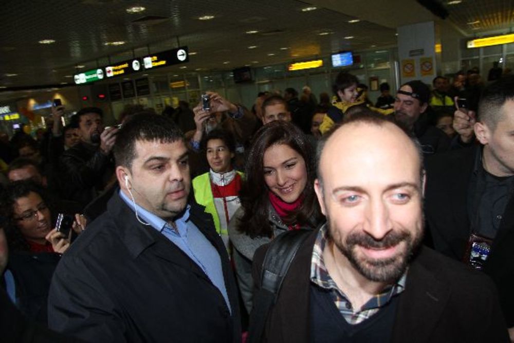 Zvezde serije Hiljadu i jedna noć, turski glumački i bračni par Berguzar Korel i Halit Ergenc, sleteli su danas na beogradski Aerodrom gde su ih sačekale horde vernih obožavalaca. Kako je planirano, njih dvoje će prošetati gradom, otići na ručak u jedan od ugl