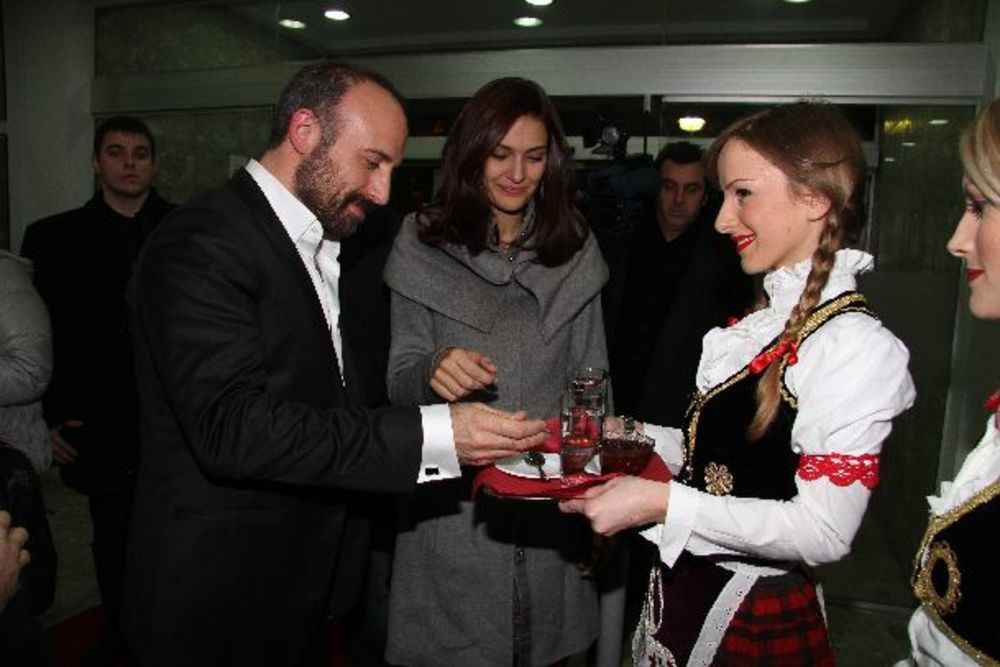 Zvezde serije Hiljadu i jedna noć, turski glumački i bračni par Berguzar Korel i Halit Ergenc, sleteli su danas na beogradski Aerodrom gde su ih sačekale horde vernih obožavalaca. Kako je planirano, njih dvoje će prošetati gradom, otići na ručak u jedan od ugl