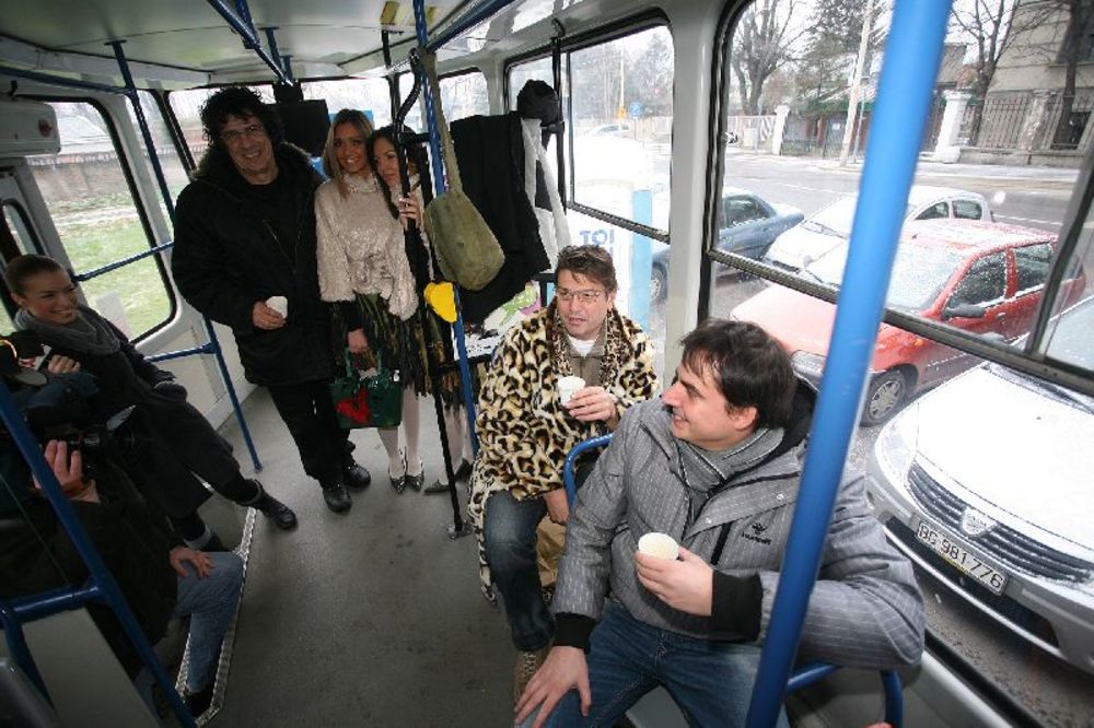 Ekscentrični muzičar i konceptualni umetnik Rambo Amadeus promovisao je koncert u Domu sindikata 17. decembra u 20:30 vozeći se tramvajem u krugu popularne dvojke