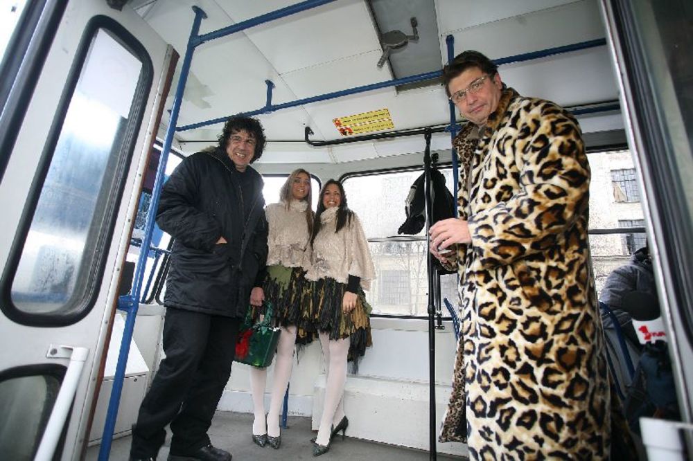 Ekscentrični muzičar i konceptualni umetnik Rambo Amadeus promovisao je koncert u Domu sindikata 17. decembra u 20:30 vozeći se tramvajem u krugu popularne dvojke
