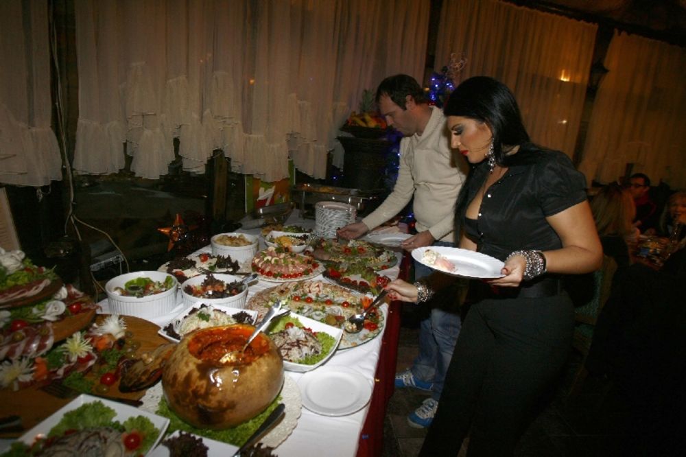Folk diva Svetlana Aleksić priredila je gala večeru restoranu KT na Bežanijskoj Kosi kojoj su prisutvovale domaće i regionalne medijske kuće, fotografi i brojni Sekini poslovni saradnici i kolege sa estrade.