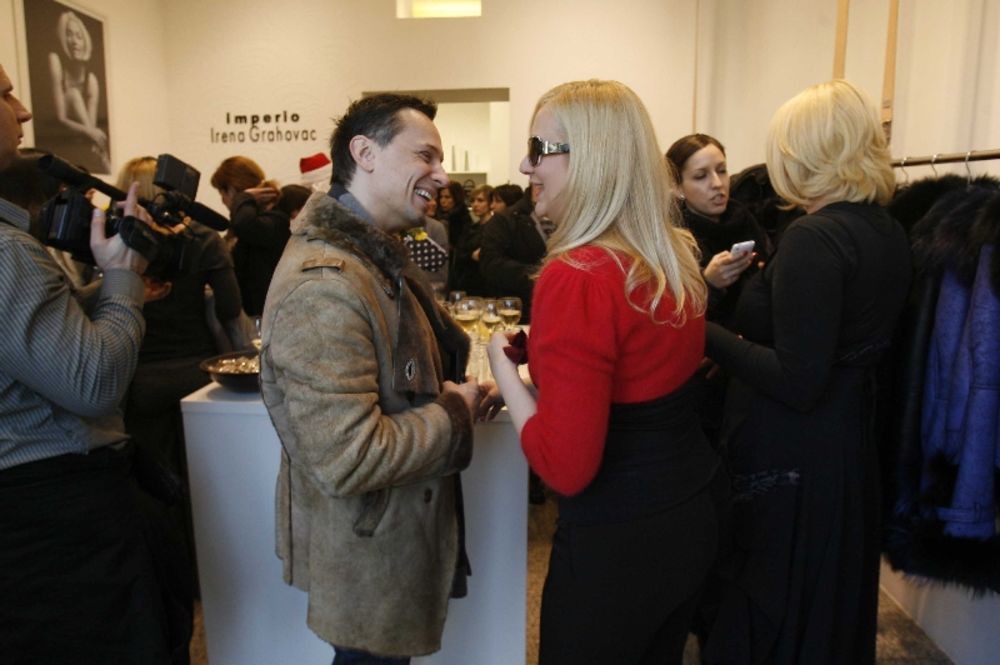 Modna dizajnerka Irena Grahovac uspešnu poslovnu godinu zaokružila je juče koktelom za novinare i VIP zvanice u svom novootvorenom prodajnom objektu u Ruzveltovoj ulici