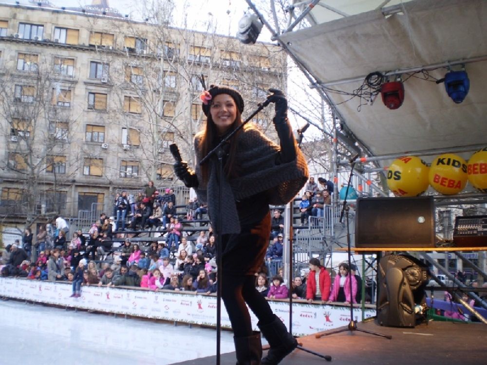 U sredu je na Trgu Nikole Pašića najveći novogodišnji besplatni koncert održala popularna pevačica Mari Mari sa decom iz svoje muzičke radionice