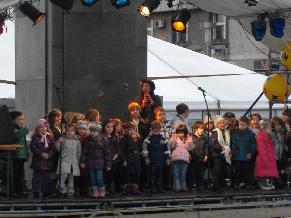 U sredu je na Trgu Nikole Pašića najveći novogodišnji besplatni koncert održala popularna pevačica Mari Mari sa decom iz svoje muzičke radionice