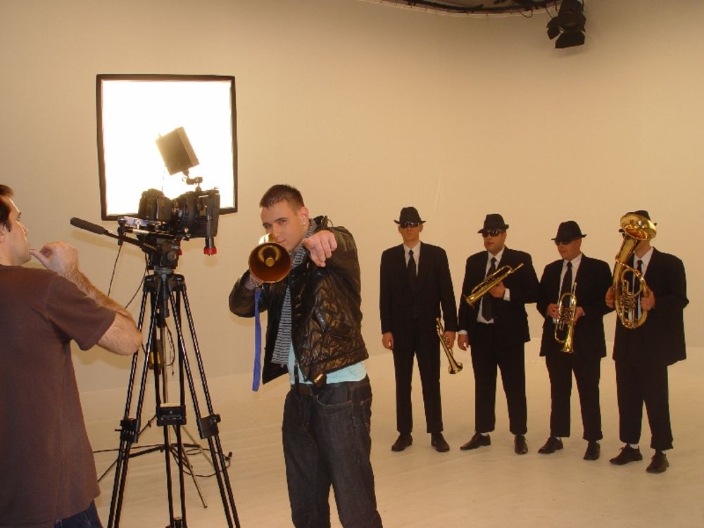 Popularni reper Stefan Cvijović - Cvija snimio je spotove za zajedničke numere sa grupom Balkanika Đipaj i sa Andrejom Ilićem Više nema te.