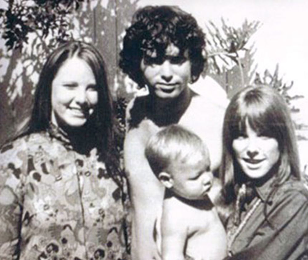 Ni posle četrdeset godina od rođenja pevača kultne grupe The Doors Džima Morisona ne bledi njegova genijalnost, ali ni misterija oko smrti najmračnijeg rokera svih vremena koji je za života istovremeno fascinirao, ali i šokirao ceo svet