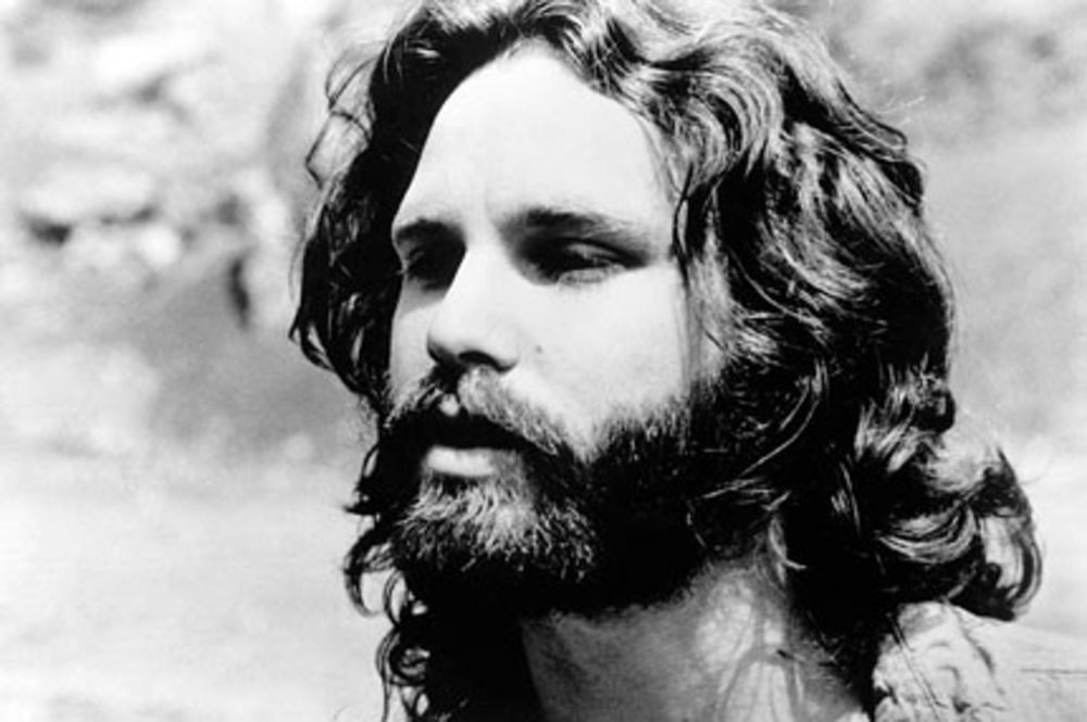 Ni posle četrdeset godina od rođenja pevača kultne grupe The Doors Džima Morisona ne bledi njegova genijalnost, ali ni misterija oko smrti najmračnijeg rokera svih vremena koji je za života istovremeno fascinirao, ali i šokirao ceo svet