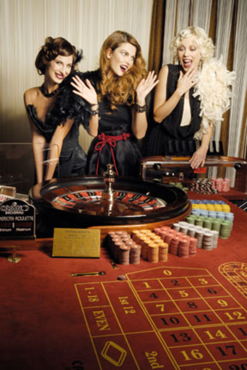 Da lepota i sreća mogu da idu ruku-podruku, dokazale su manekenke Zorana Obradović, Anđelija Vujović i Marija Kurjački, kada su u raskošnim toaletama uoči novogodišnje noći ušetale u kazino...