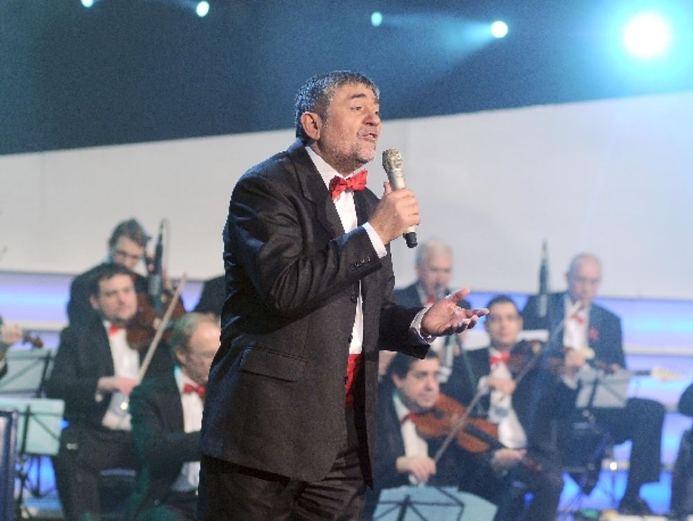 Radio televizija Srbije ovih dana uveliko priprema veliki novogodišnji program kojim će obradovati svoje gledaoce u noći između 31. decembra i prvog januara-
Veliki broj pevača narodne muzike učestvovao je na snimanju neprolaznih hitova narodne muzike koje će