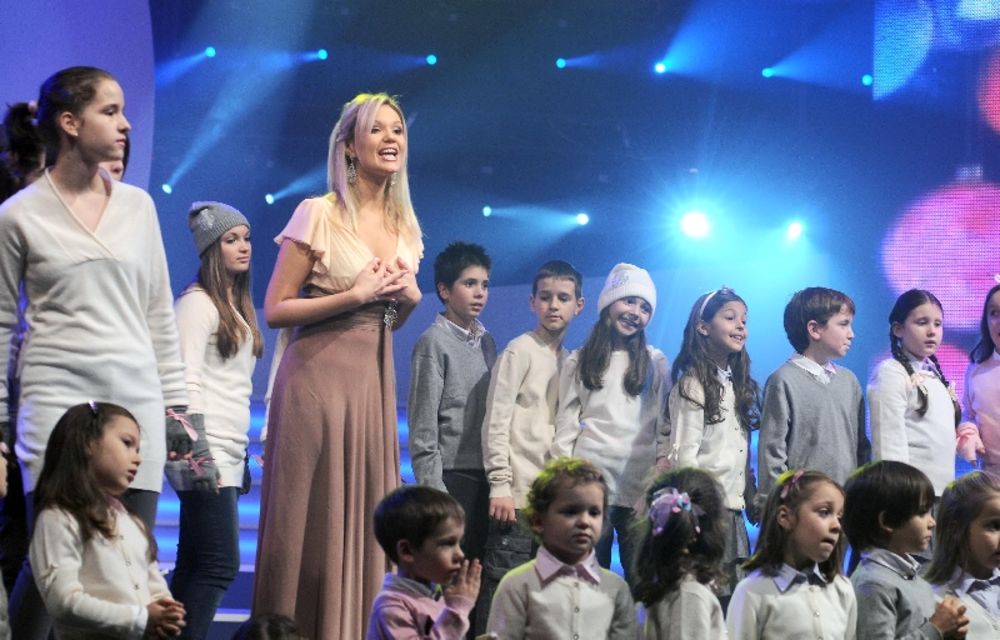 Tačno u ponoć 31. decembra građanima Srbije Novu godinu će čestitati najmlađi, najslađi i najmuzikalniji zaposleni na RTS-u, dečiji hor Kolibri i sa njihovim čestitkama ulazimo u Novu 2011. godinu