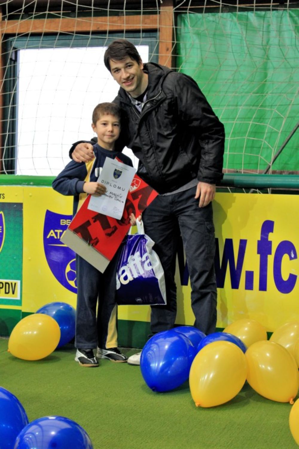 Popularni glumac prisustvovao je novogodišnjoj proslavi Internacionalne škole malog fudbala Atacante