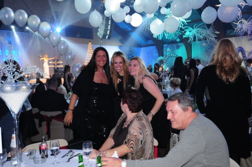U luksuznom hotelu Grand na Kopaoniku, više od 500 gostiju dočekalo je Novu godinu 2011 u odličnoj atmosferi koju su priredile zvezde Grand produkcije, Rada Manojlović i Milan Topalović-Topalko u pratnji benda Miše Lagune.