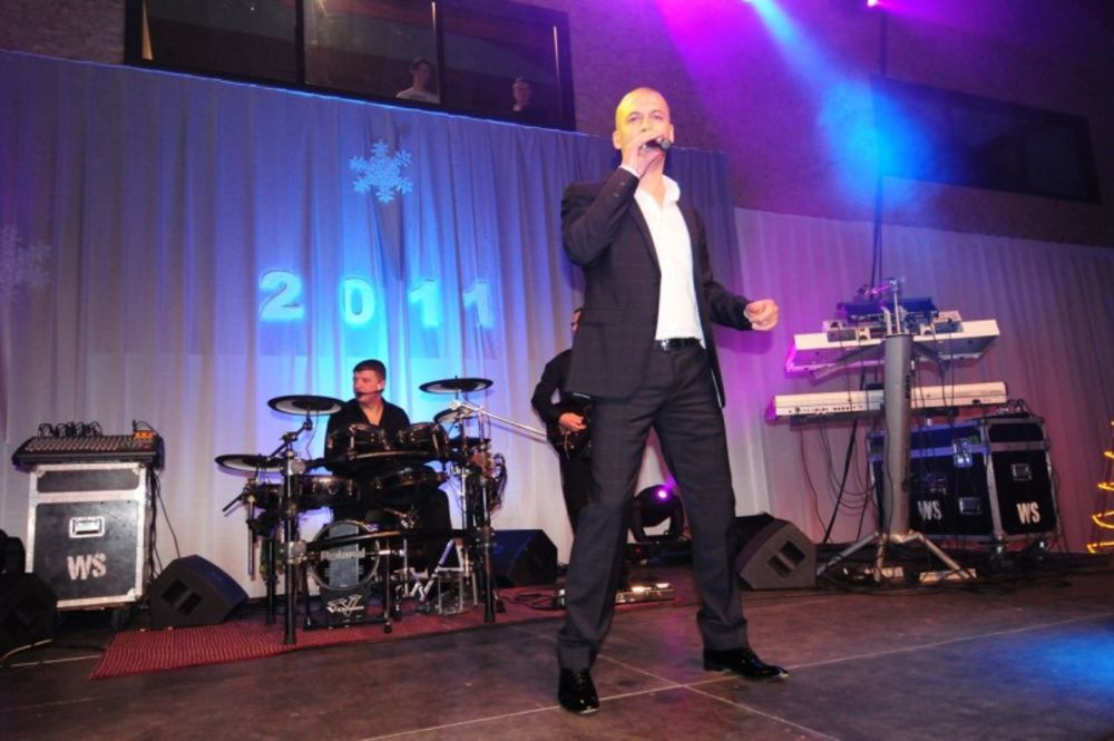 U luksuznom hotelu Grand na Kopaoniku, više od 500 gostiju dočekalo je Novu godinu 2011 u odličnoj atmosferi koju su priredile zvezde Grand produkcije, Rada Manojlović i Milan Topalović-Topalko u pratnji benda Miše Lagune.