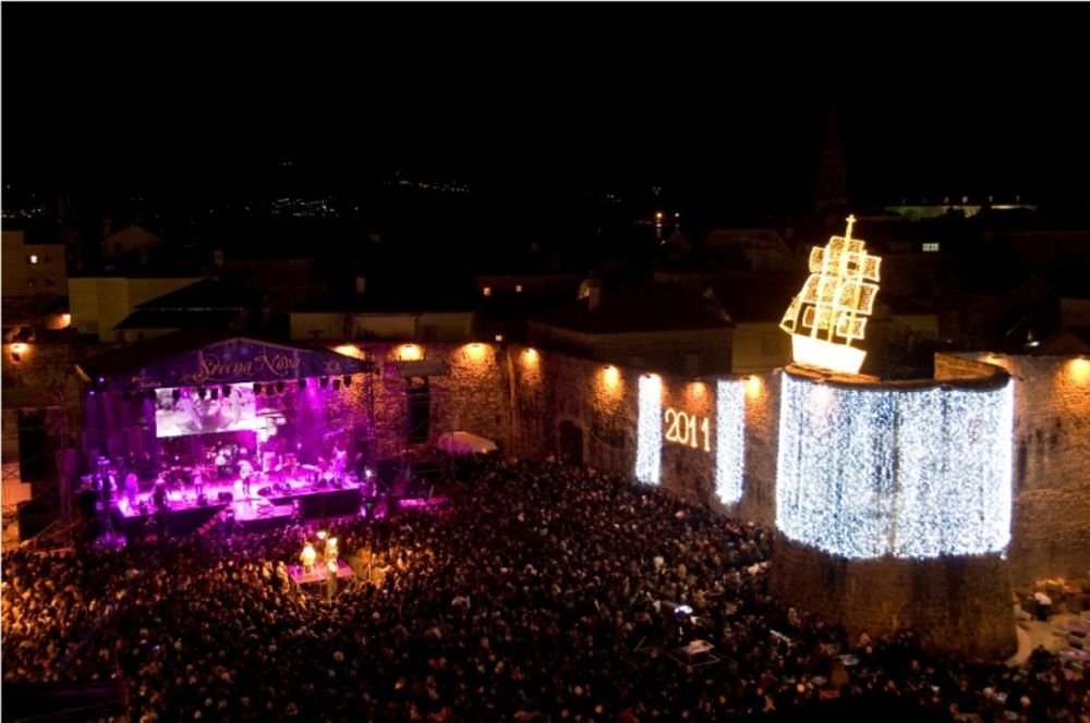 Više od 20 hiljada ljudi dočekalo je Novu 2011. godinu, tradicionalno, na trgu ispred Starog grada u Budvi. Zvezda spektakularnog dočeka bio je Zlatan Stipišić Džiboni, koji je, na dvoipočasovnom koncertu, nastupio zajedno sa najvećim gospel horom iz Velike Br