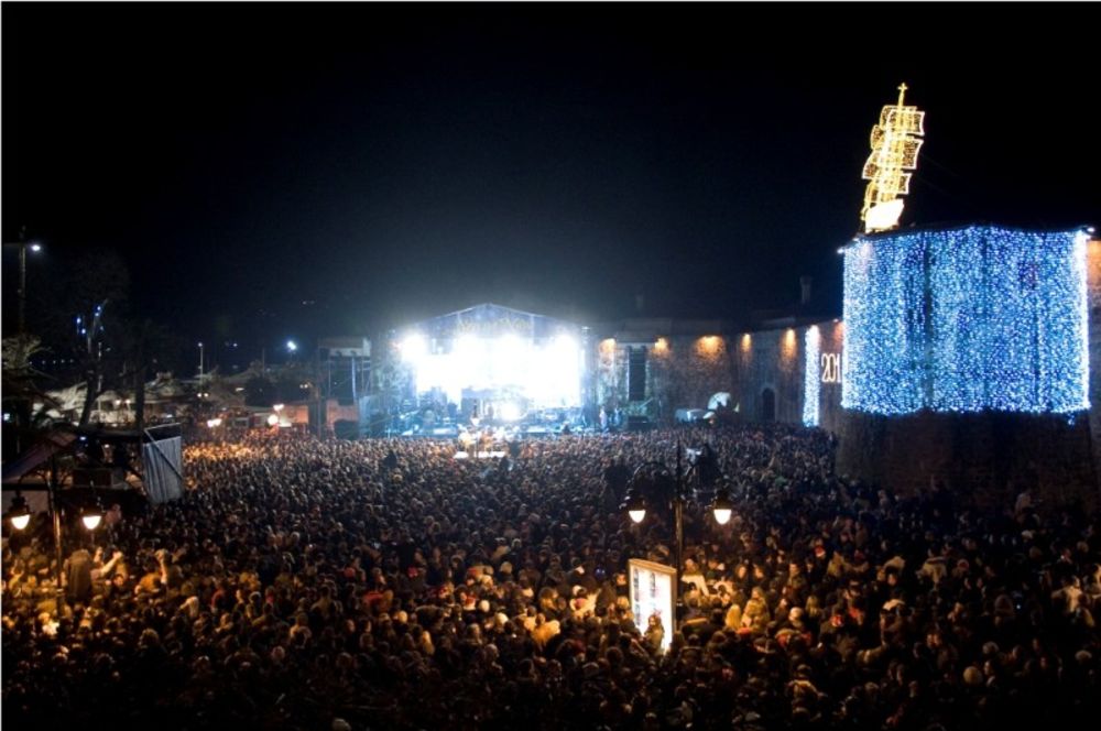 Više od 20 hiljada ljudi dočekalo je Novu 2011. godinu, tradicionalno, na trgu ispred Starog grada u Budvi. Zvezda spektakularnog dočeka bio je Zlatan Stipišić Džiboni, koji je, na dvoipočasovnom koncertu, nastupio zajedno sa najvećim gospel horom iz Velike Br