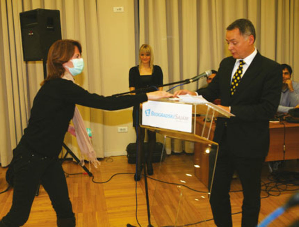 Novinarka RTS-a Maja Žeželj nakon dugačke borbe sa teškom bolešću prvi put se pojavila u javnosti u pratnji supruga Ivana Stankovića na važnoj manifestaciji Dan propagandista