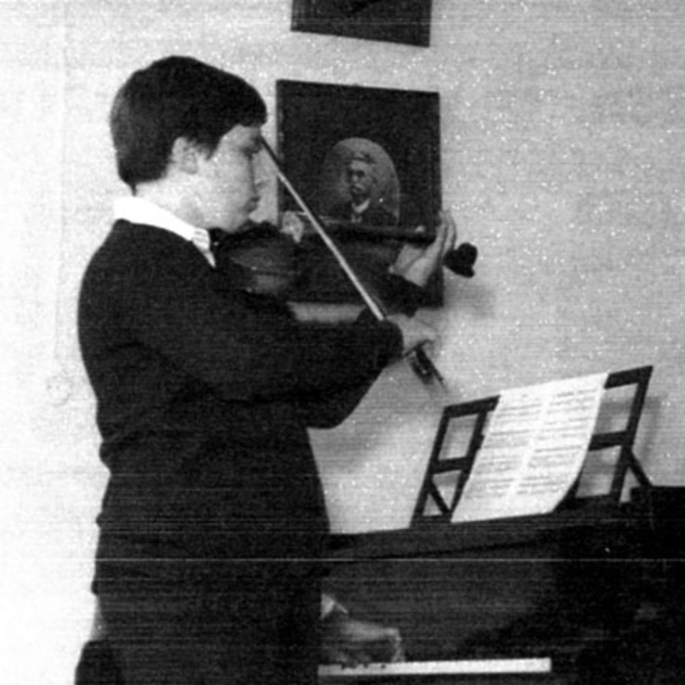 Od kada je na violini odsvirao pesmicu Plovi patka preko Save, Zvonimir Đukić Đule znao je da je muzika ono što najviše voli, a ubrzo potom počeo je da diše rokenrol