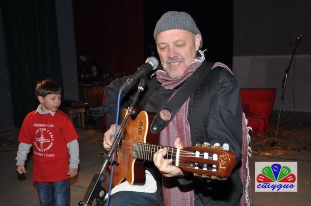 Frontmen grupe Galija Nenad Milosavljević i pevač Željko Vasić učestvovali su na koncertu koji je povodom Božića održalo društvo mladih umetnika Ras. Na ovom koncertu nastupili su mladi umetnici, članovi Društva mladih umetnika Ras, pevnica crkve Svetog Nikole