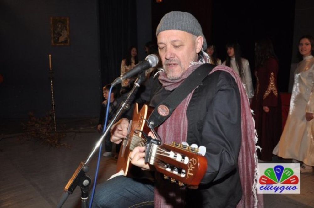 Frontmen grupe Galija Nenad Milosavljević i pevač Željko Vasić učestvovali su na koncertu koji je povodom Božića održalo društvo mladih umetnika Ras. Na ovom koncertu nastupili su mladi umetnici, članovi Društva mladih umetnika Ras, pevnica crkve Svetog Nikole