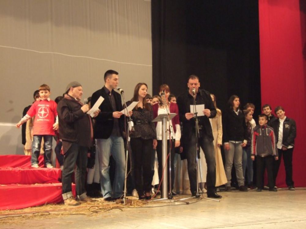 Frontmen grupe Galija Nenad Milosavljević i pevač Željko Vasić učestvovali su na koncertu koji je povodom Božića održalo društvo mladih umetnika Ras. Na ovom koncertu nastupili su mladi umetnici, članovi Društva mladih umetnika Ras, pevnica crkve Svetog Nikole