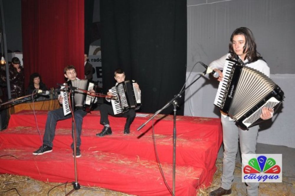 Frontmen grupe Galija Nenad Milosavljević i pevač Željko Vasić učestvovali su na koncertu koji je povodom Božića održalo društvo mladih umetnika Ras. Na ovom koncertu nastupili su mladi umetnici, članovi Društva mladih umetnika Ras, pevnica crkve Svetog Nikole