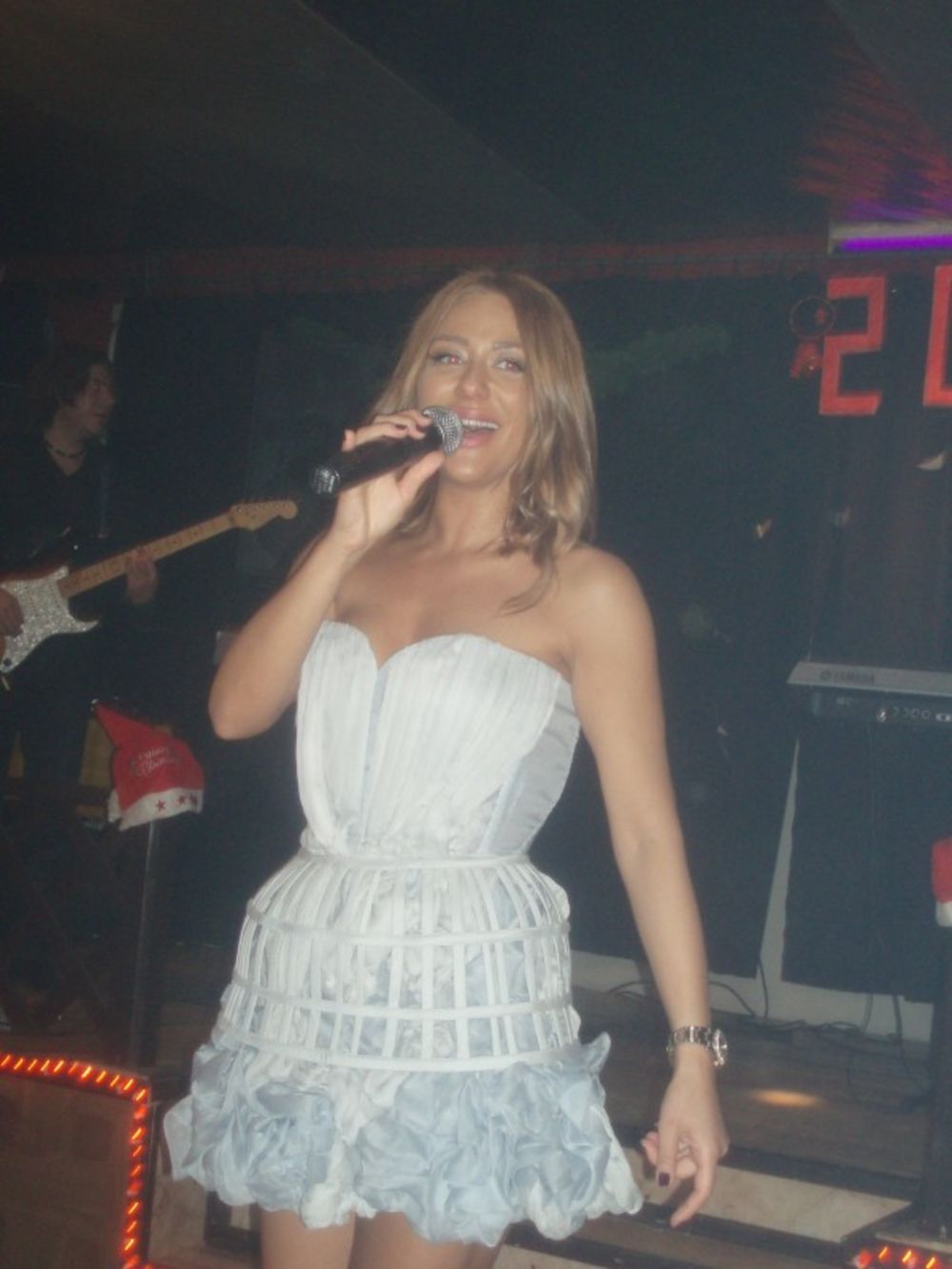 Pop zvezda Ana Nikolić dočekala je pravoslavnu Novu godinu sa svojim Paraćincima u klubu Prestiž u kom je 30. oktobra 2003. imala i svoj prvi nastup.