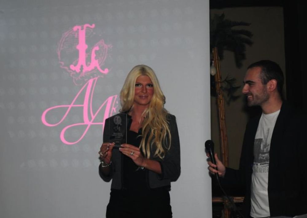 Na manifestaciji Loud & Queer Annual Awards 2010 pevačica Jelena Karleuša dobila je  LGBT nagradu za javnu ličnost 2010.