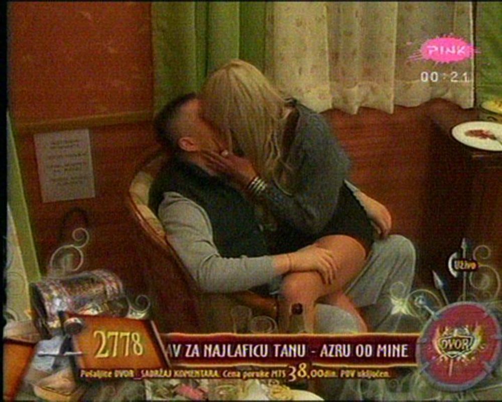 Novi rijaliti na televiziji Pink počeo je veoma interesantno, vrućim poljupcima pevača Amela Ćemana i Playboy zečice iz Slovenije Urše Čepin