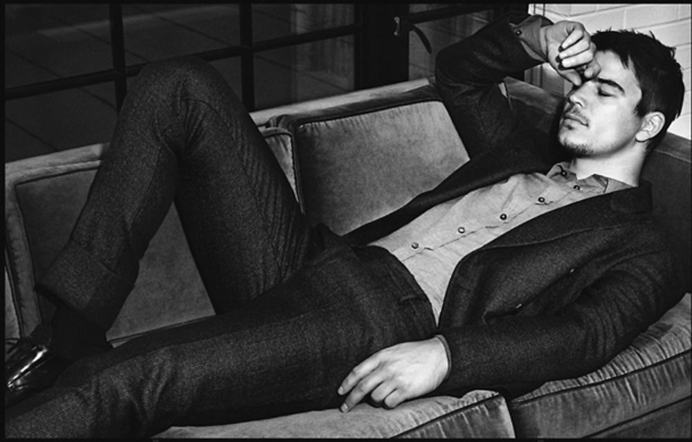 Jedan od najseksipilnijih muškaraca današnjice, mladi glumac Džoš Hartnet mnogima je uzor kada je reč o stilu odevanja. Jednostavnost i neutralne boje koje uvek bira čine njegov modni izraz savršenim i prikladnim za lako kopiranje. Bilo da je reč o večernjim i