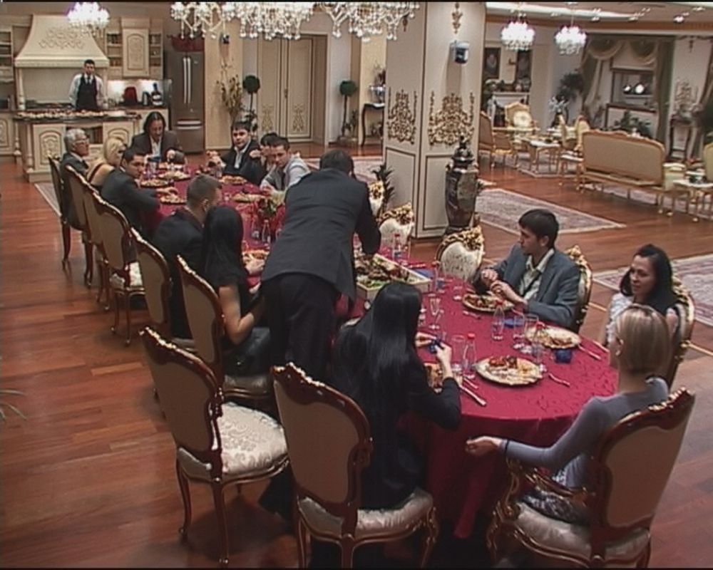 Iako je učesnicima rijalitija Parovi na TV Happy rečeno da im je ukinut ručak zbog čega su se veoma zabrinuli, na kraju su dobili pečeno prase