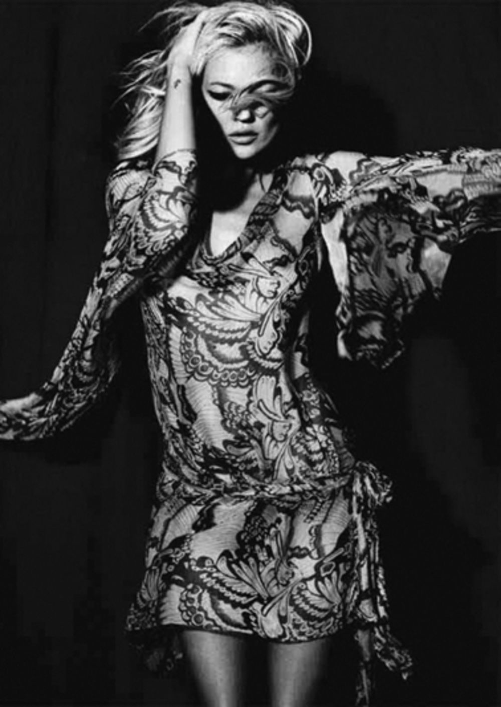 Prepoznatljiv, uvek atraktivan i zavodljiv modni stil doprineo je tome da magazin Vogue čuvenu britansku manekenku Kejt Mos proglasi najbolje odevenom ženom poslednje decenije. Ova plavokosa lepotica postala je prava modna ikona, a njene odevne kombinacije pos