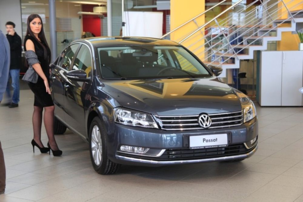 Voditeljka i promoter brenda Volkswagen Marija Kilibarda pokazala se kao dobar domaćin na predstavljanju ekskluzivnog automobila Volkswagen Passat, ali i kao odličan vozač u nadmetanju sa poznatim voditeljem Ivanom Ivanovićem