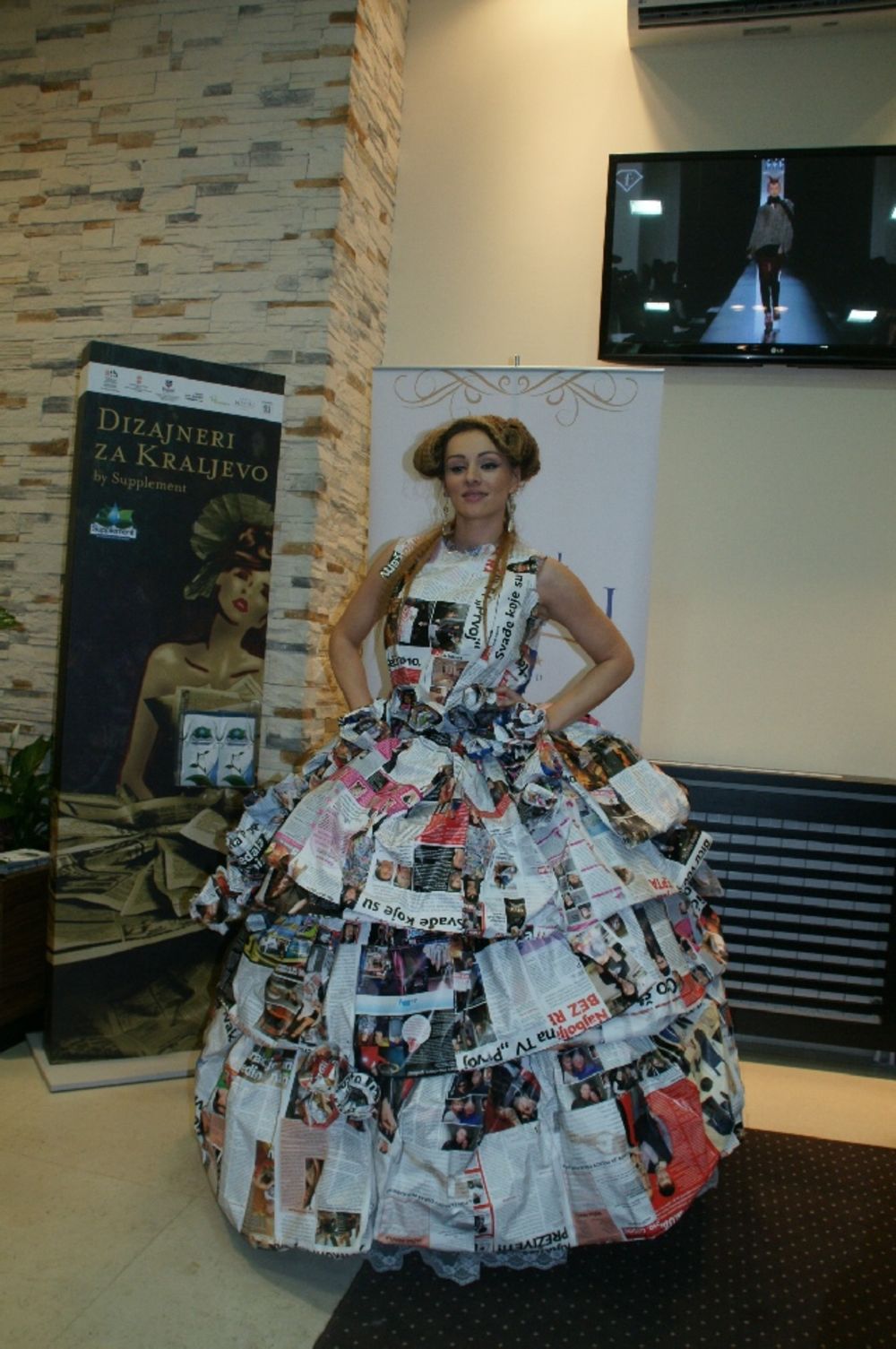 Na humanitarnoj modnoj reviji Dizajneri za Kraljevo prodajom kreacija od novinskog papira sakupljeno je pola miliona dinara, a kao manekeni na pisti u beogradskom hotelu Nevski pojavile su se brojne ličnosti iz javnog života: Maja Nikolić, Katarina Vučetić, Mi