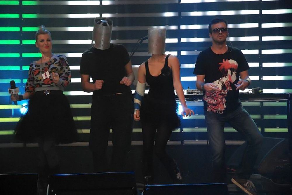 U sredu 9. februara MTV sajtovi – mtv.rs, mtv.com.hr i mtv.si, kao i FB stranice regionalnog MTV-ja premijerno će prikazati spot Broj misterioznog zagrebačkog dua Nipplepeople