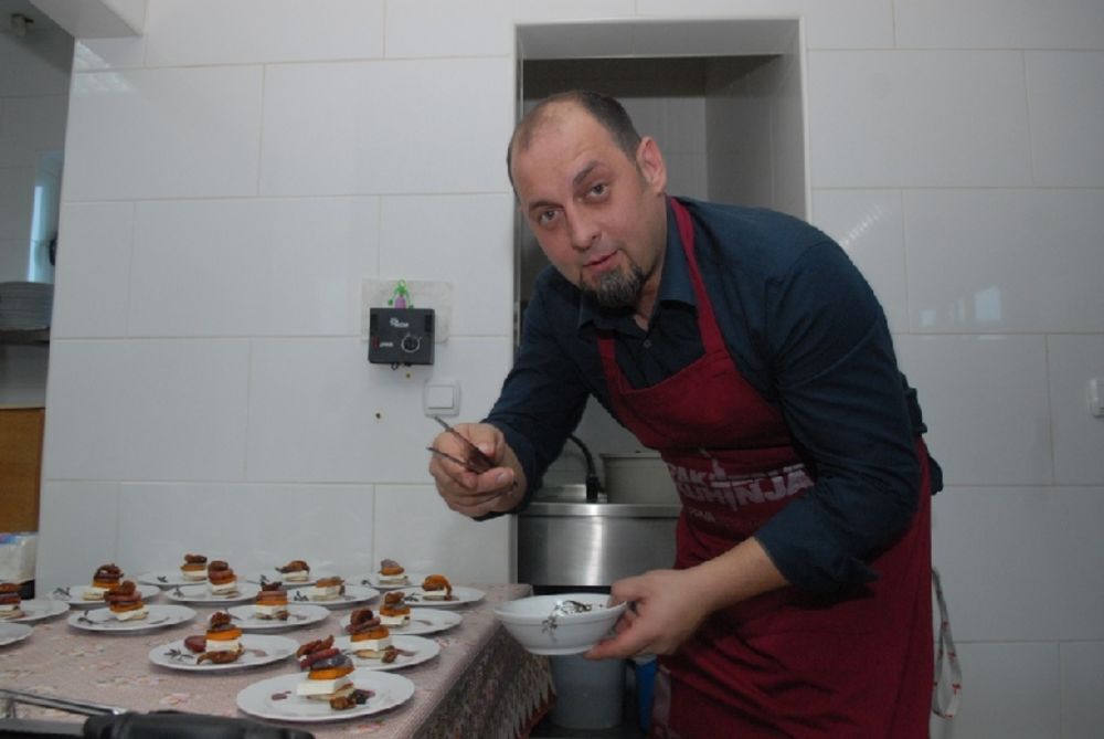 Popularni kulinarski rijaliti Paklena kuhinja koji se prikazuje na Prvoj TV u sredu 16. februara u 21 sat kreće u drugu sezonu, a promocija u čast novog početka održana je u restoranu Stari kočijaš, gde je hranu pripremao glavni akter rialitija Saša Mišić