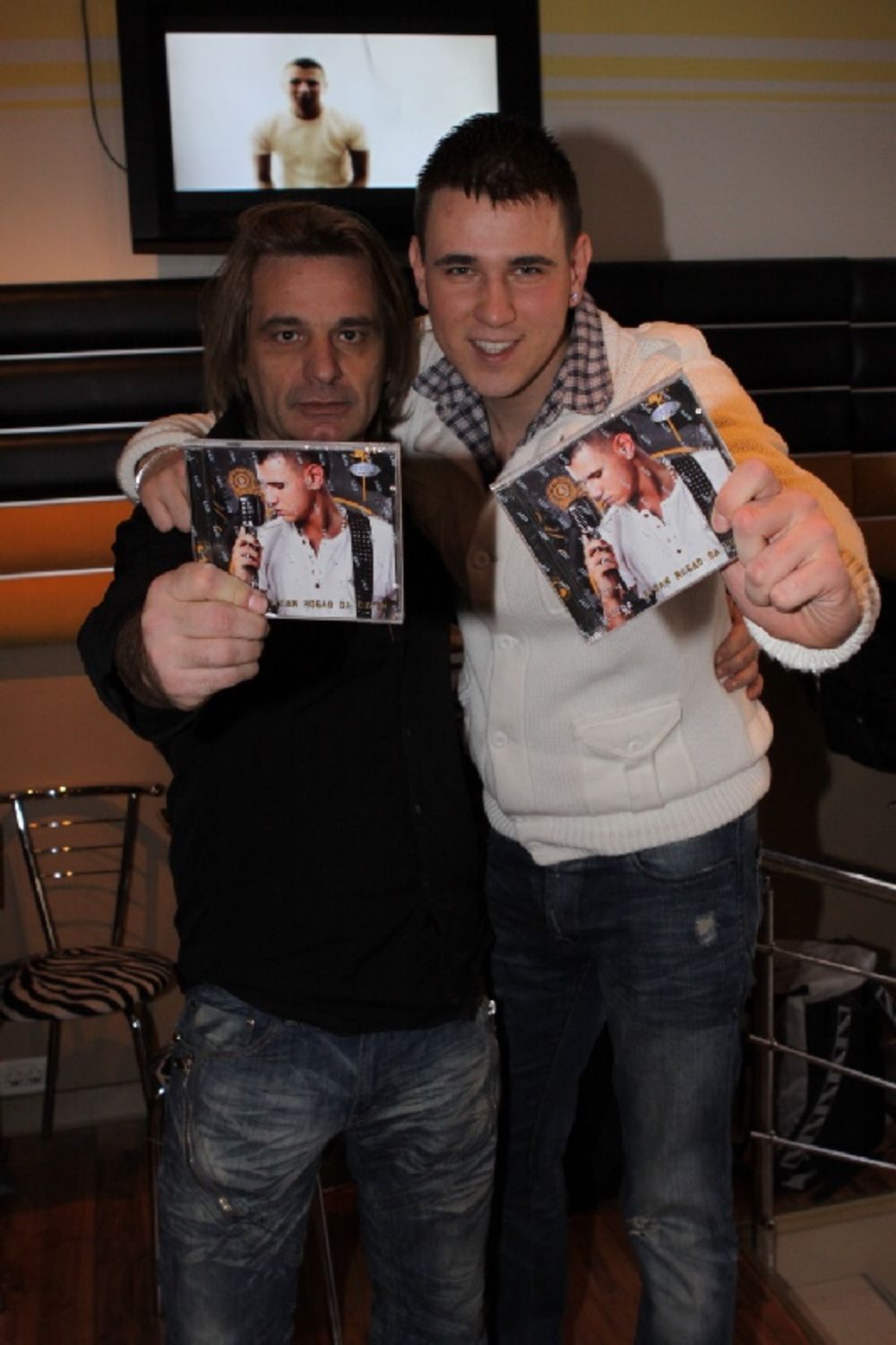 Mladi muzičar Stefan Cvijović Cvija promovisao je svoj album Nisam mogao da ćutim u beogradskom kafiću LaDeeJay u društvu brojnih kolega