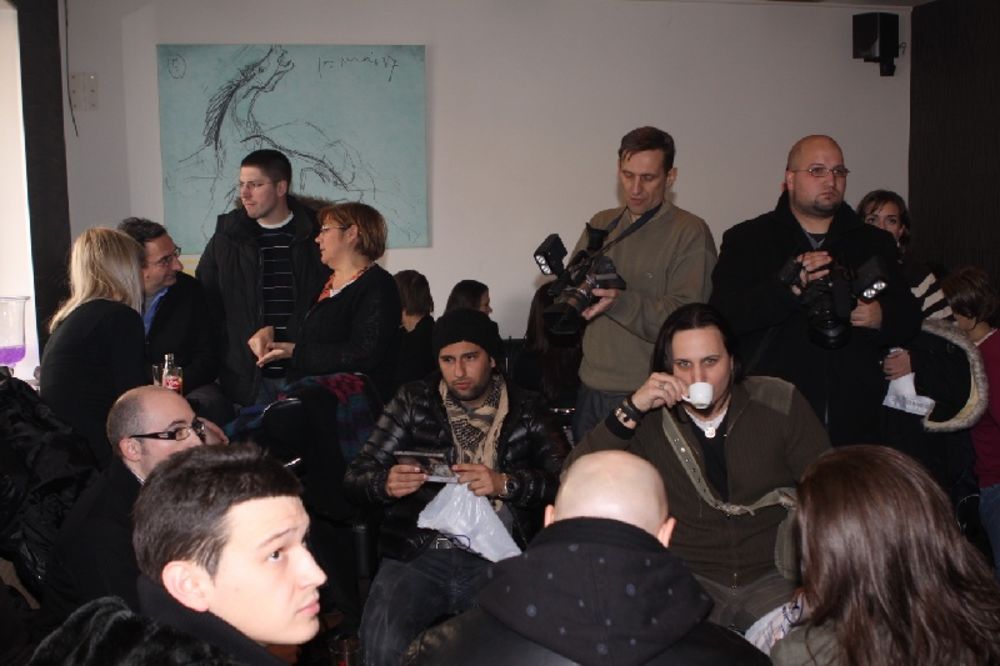 Mladi muzičar Stefan Cvijović Cvija promovisao je svoj album Nisam mogao da ćutim u beogradskom kafiću LaDeeJay u društvu brojnih kolega