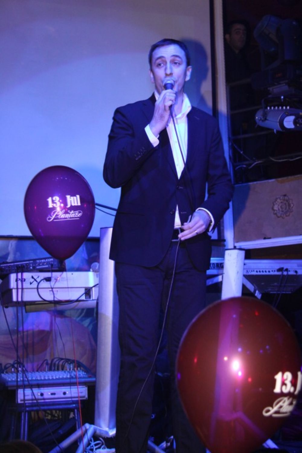 Jedan od najpopularnijih pop pevača u regionu Sergej Ćetković, nastupio je proteklog vikenda u popularnom prestoničkom klubu Teatro.