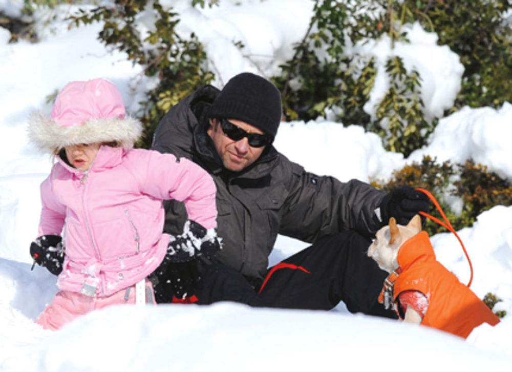 Koliko njujorška zima ume da ulepša dane stanovnicima ove metropole, pokazao je i glumac Hju Džekmen (42) kada je sa svojom ćerkicom Avom (5) izašao u šetnju.
