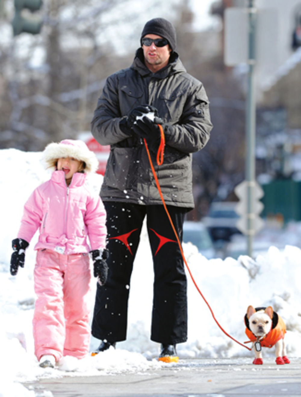 Koliko njujorška zima ume da ulepša dane stanovnicima ove metropole, pokazao je i glumac Hju Džekmen (42) kada je sa svojom ćerkicom Avom (5) izašao u šetnju.