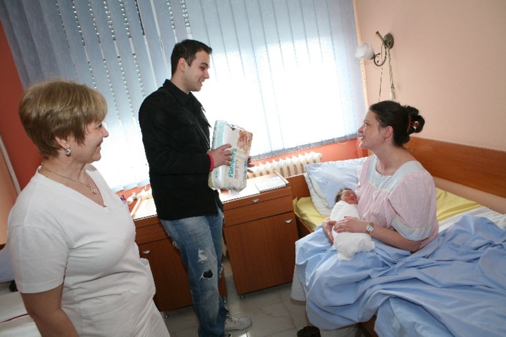 Druga Pampers donacija u okviru kampanje 1 pakovanje = 1 vakcina, uručena je porodilištu Kliničkog centra Srbije u Višegradskoj ulici, prvog marta 2011. godine, a donacije je svečano predao pevač Bojan Marović
