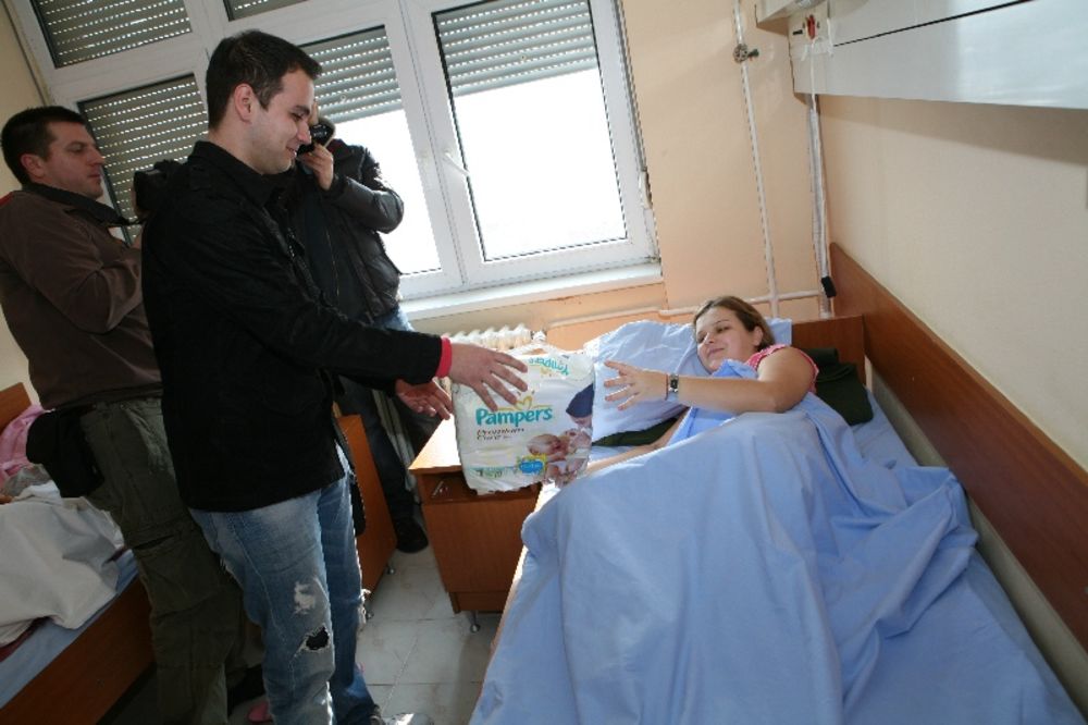 Druga Pampers donacija u okviru kampanje 1 pakovanje = 1 vakcina, uručena je porodilištu Kliničkog centra Srbije u Višegradskoj ulici, prvog marta 2011. godine, a donacije je svečano predao pevač Bojan Marović