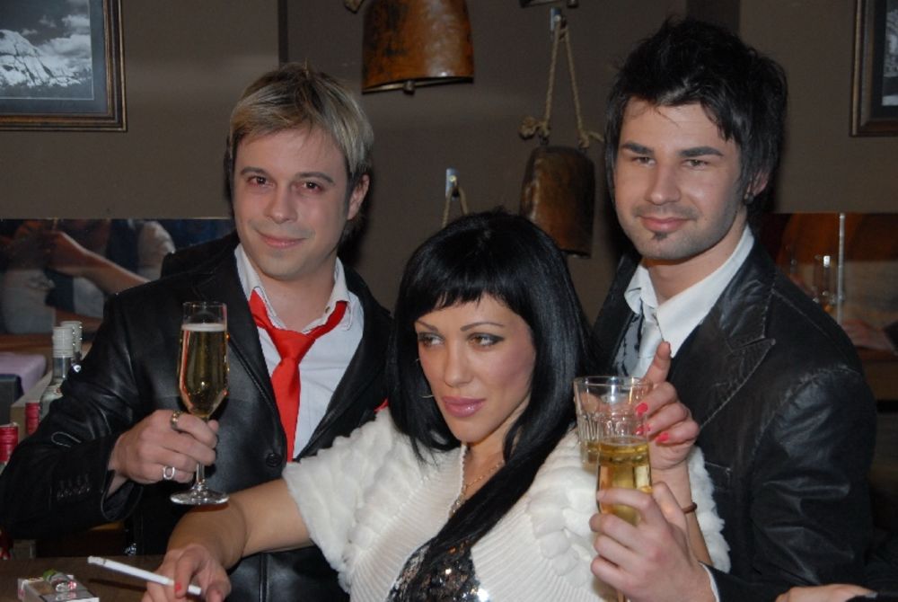 U klubu Nachos u četvrtak je održana promocija dueta In Vivo, a članovi sastava, Neven Živančević i Igor Maljukanović, predstavili su svoje nove pesme i najavili album prvenac Party maniac čiji se izlazak očekuje na proleće 2011. godine
