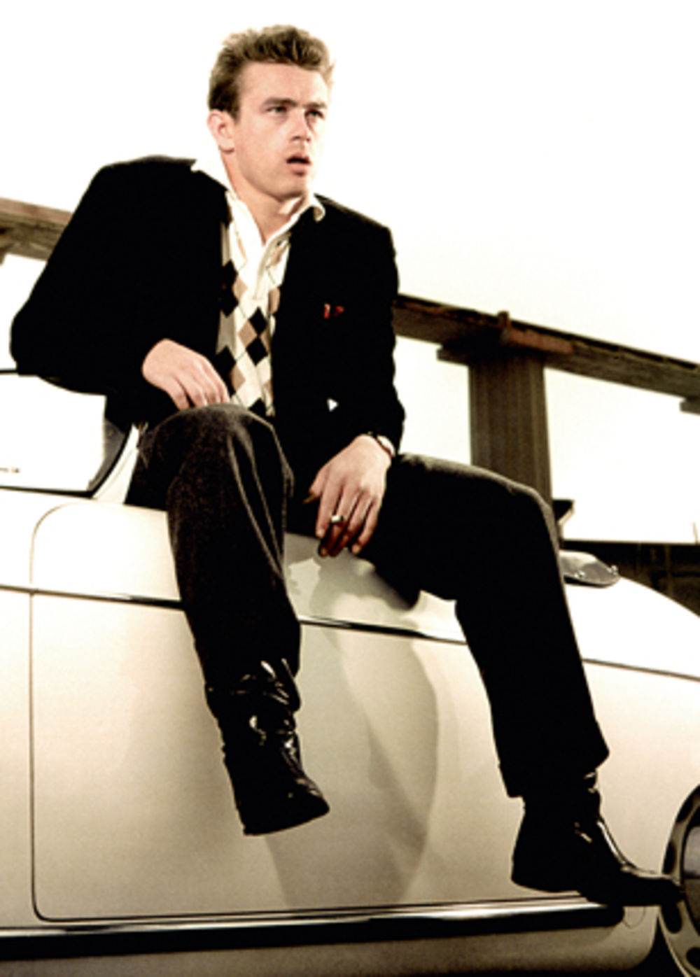 Iako je tokom kratkog života snimio samo tri filma, glumac Džejms Din predstavlja jednu od najuticajnijih ličnosti Holivuda i seks simbol čiji je lik obavijen mnogim tajnama, kao i nagađanjem da je bio homoseksualac